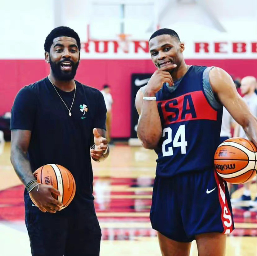 青训小将破门后被队友高高举起