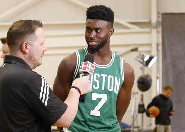 詹姆斯更新社媒：那些黑子们真走上球场，当场就会吓得尿裤子