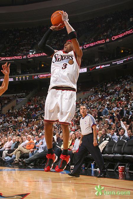 辛辛那提红人队正式退役皮特·罗斯的 14 号球衣（在其赌博风波发酵前）