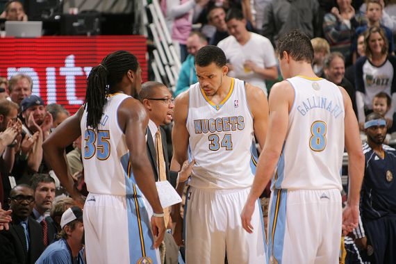 出席白宫晚宴后，C罗与美国防务部长合影