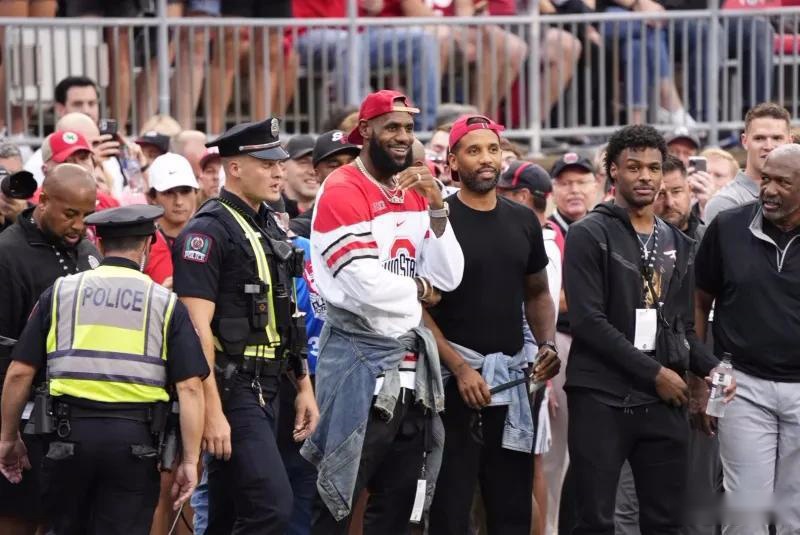 2025 年 8 月：波士顿红袜队新秀卡萨斯（Triston Casas）单场击出两支超过 450 英尺的炮弹